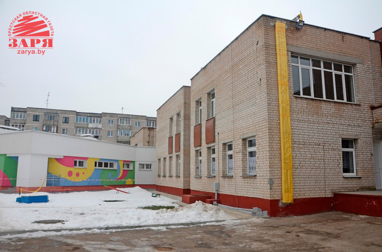 solnechnuyu-elektrostancziyu-ustanovili-na-kryishe-detsada-v-breste-f